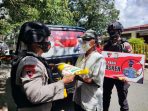 Brimob Bone Patroli Imbau Prokes Sambil Bagikan Ini Untuk Warga