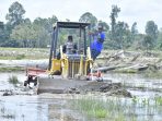 Tinjau Kegiatan Optimalisasi Area Persawahan di Desa Radda, Bupati IDP Sempatkan Melaunching pengoperasian Buldozer Multifungsi D. 21 Komatsu