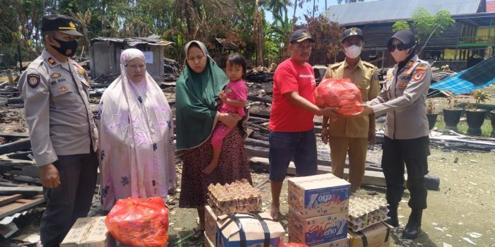 Peduli, Kapolsek Cenrana Polres Bone Bantu Korban Kebakaran