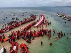 Ratusan Warga Meriahkan Pembentangan Bendera Sepanjang 77 Meter di Tangkulara Bone