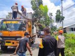 Respon Cepat Tim SAR Brimob Bone Evakuasi Truk Kontainer Tertimpa Pohon Tumbang