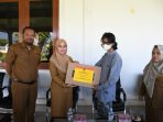 Bupati Indah Putri Indriani Serahkan Bantuan UEP Kepada Penyandang Disabilitas