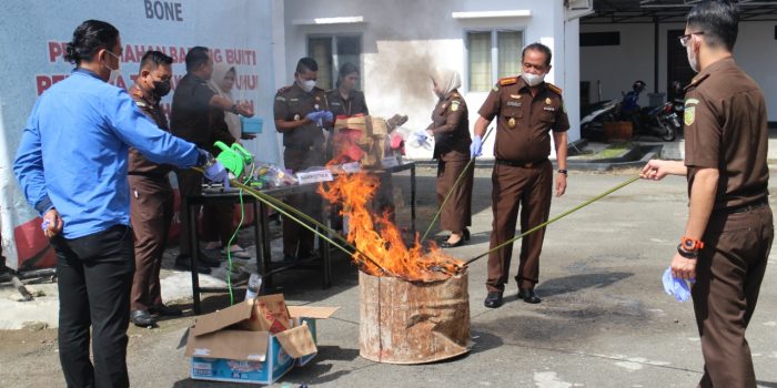 Kejaksaan Bone ‘Bakar’ Barang Bukti Perkara Pidana Inkracht