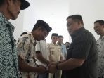 Bupati Bone Serahkan Bantuan Pemotongan Bersyarat PMK, Seekor Sapi Digantirugi 10 Juta