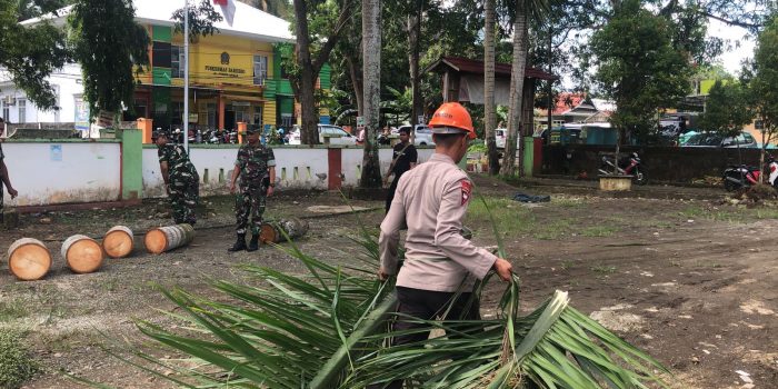 Brimob Bone bersama Koramil Sinergi Tebang Pohon yang Bahayakan Warga