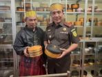 Kunjungi Pengrajin Songkok To Bone, Kajati Sulsel Beri Dukungan ke Pelaku Ekonomi Kreatif