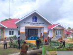 Aksi TNI – Polri Kompak Tumbangkan Pohon di Kantor Camat Barebbo