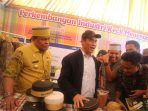 Sambangi Pameran HJB ke-693, Andi Amran Sulaiman Borong Produk UMKM