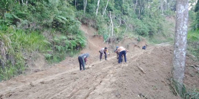 Polisi Bantu Warga Bersihkan Meterial Longsor di Desa Salebba-Mappesangka