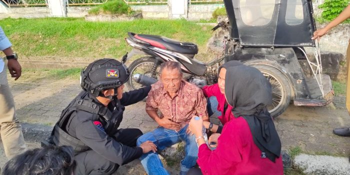 Lansia Laka Lantas di Wajo, Tim Patroli Brimob Bone Beri Pertolongan