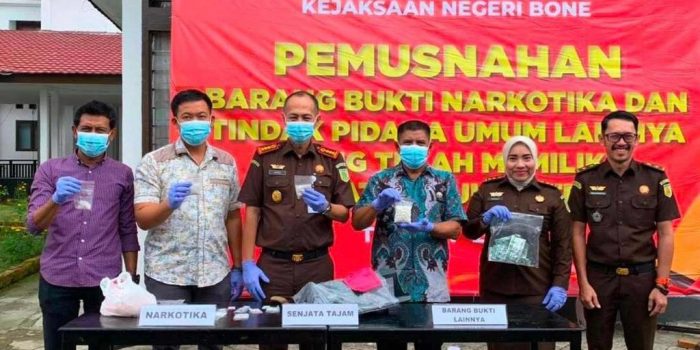 Kejaksaan Bone Musnahkan Barang Bukti 74 Perkara Inkracht, Terbanyak Narkotika