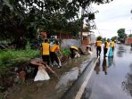 Uci Kebanjiran, Kapolsek Gerak Cepat Kerahkan Anggota Bersihkan Saluran Air