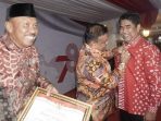 Pak Bangdes Kabupaten Bone Bersama 2 Camat 42 Kades Diganjar Penghargaan