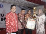 Bupati dan Wabup Bone Beri Penghargaan ke 2 Camat dan Kades, Ini Prestasinya