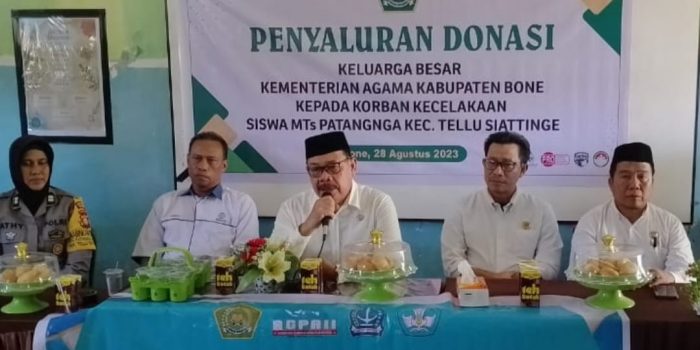 Peduli, Kakan Kemenag Bone Salurkan Bantuan untuk Siswa MTs Patangnga Korban Lakalantas