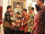 Berhasil Tekan Inflasi Daerah, Presiden Jokowi Serahkan Penghargaan ke Bupati Bone di Istana Negara