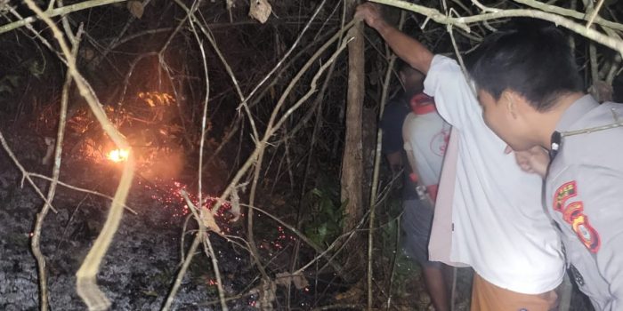 Cegah Kebakaran Hutan, Malam-malam Pesonel Polsek Ulaweng Naik Gunung Padamkan Titik Api