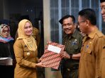 Bentuk Apresiasi Pemda, Bupati Luwu Utara Serahkan 17 SK Pensiun dan 415 SK Kenaikan Pangkat