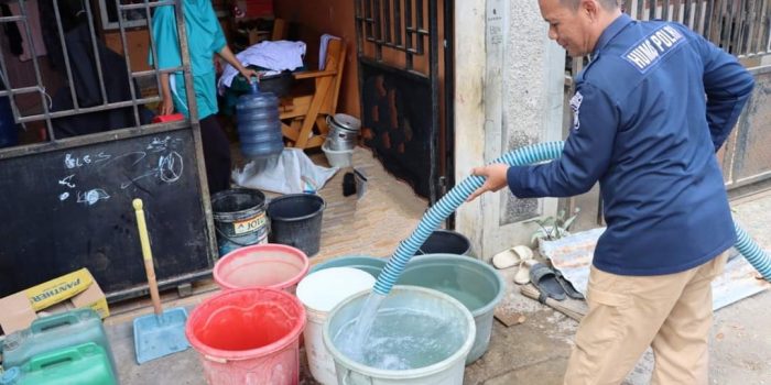 Aksi Bagikan Air Bersih ke Masyarakat Warnai HUT Humas Polri ke-72 di Bone