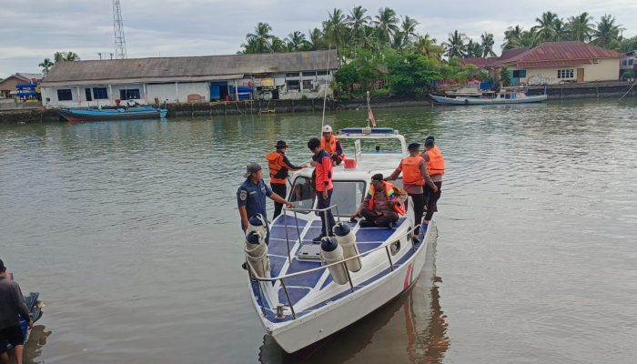 Tim SAR Brimob Bone Bantu Pencarian Nelayan Asal Sinjai Tenggelam