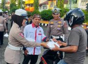 Sambil Sosialisasi ke Pengendara, Satlantas Polres Bone bersama PWI Bone Berbagi Takjil