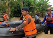 Danyon C Pelopor Kerahkan Tim SAR Bantu Korban Banjir di Wajo