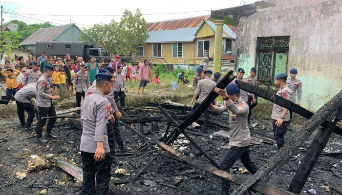 Peduli Terhadap Korban Kebakaran di Bajoe, Brimob Bone Lakukan Ini