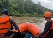 SAR Brimob dan Basarnas Cari Remaja Terseret Arus Sungai Walannae Soppeng