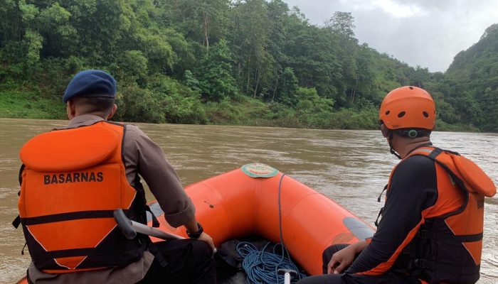 SAR Brimob dan Basarnas Cari Remaja Terseret Arus Sungai Walannae Soppeng