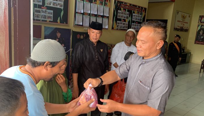 Sembelih 10 Ekor Sapi, Brimob Bone Bagi Daging Kurban ke Warga