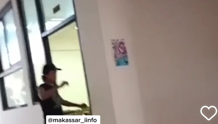 Aksi Beringas Mahasiswa di Makassar Tendang Pintu Kelas Hingga Rusak Viral di Medsos