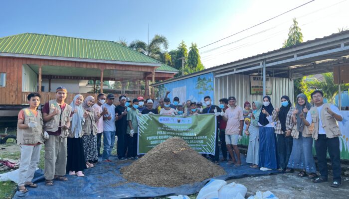 Tim PPK Ormawa Unhas Ubah Limbah Jagung jadi Pupuk-Pakan, Kades Uci Sampaikan Apresiasi