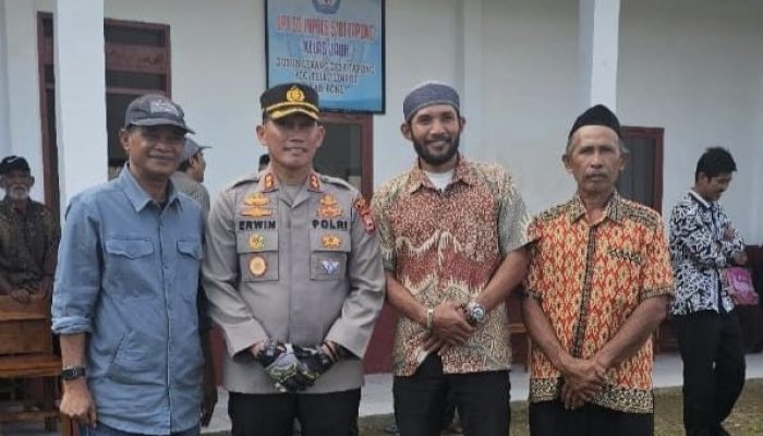 Kapolres Bone Kunjungi Desa Tapong, Serahkan Bantuan Perlengkapan Sekolah dan Beasiswa Berprestasi