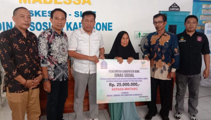 Korban Bencana Puting Beliung, Dinsos Bone Salurkan Bantuan Rumah