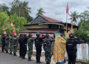 Kompak, Patroli Brimob dan Kodim 1407 Bone Sambil Bagi Bendera ke Warga