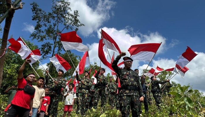 Brimob- Kodim 1407/ Bone Kompak Kibarkan Bendera Merah Putih di Puncak Gunung Lampoko