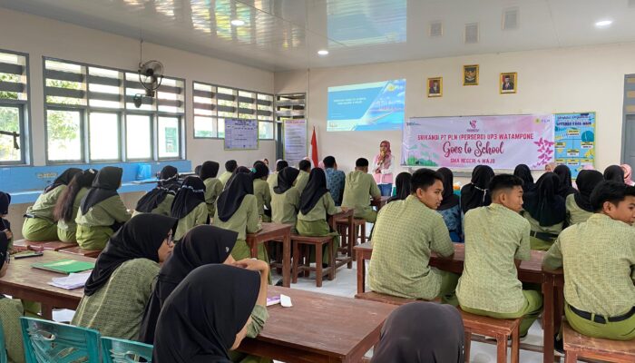 Srikandi PT PLN UP3 Watampone Gelar Kegiatan “Goes to School” di SMA Negeri 4 Wajo