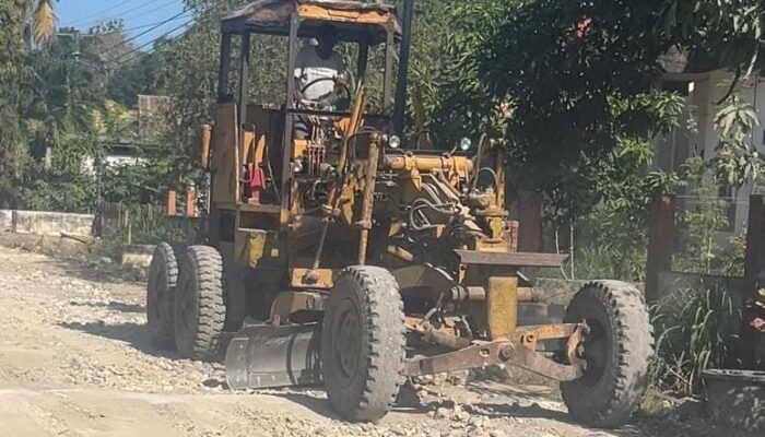 Perbaiki Jalan Rusak, Calon Bupati Andi Asman Sulaiman Kerahkan Alat Berat di Bone Utara