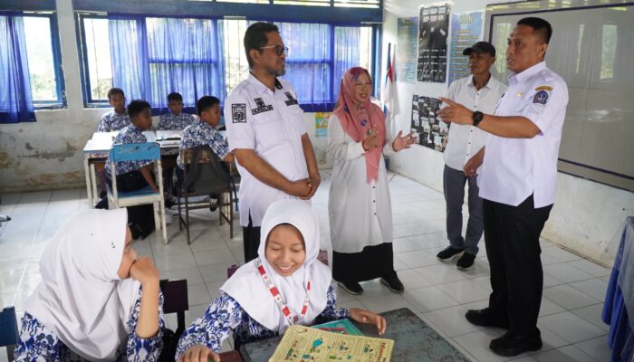 Pj Bupati Bone A.Winarno Nostalgia dengan Guru dan Sekolahnya Dulu