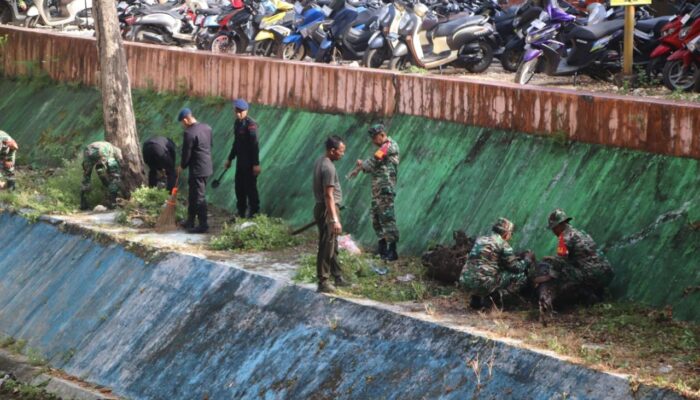 Aksi TNI – Polri dan Masyarakat Bersih-bersih di Pinggiran Sungai dan Pasar