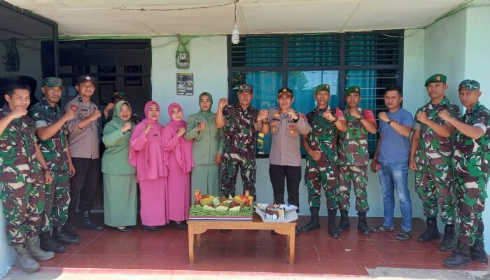 HUT ke-79 TNI, Kapolsek Kajuara Pimpin Personel Beri Kejutan di Makoramil 18