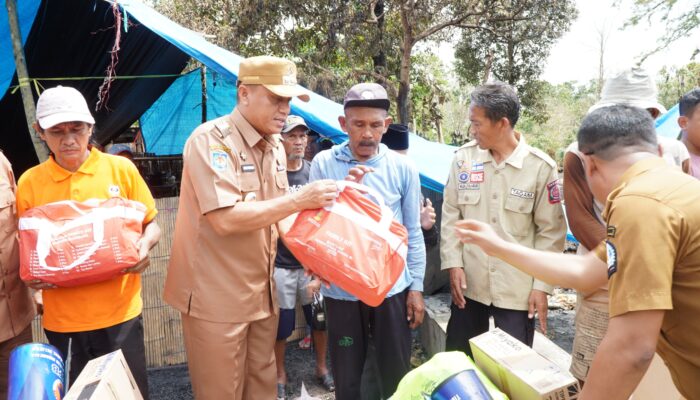 Pj Bupati Bone Serahkan Bantuan Korban Kebakaran di Bengo