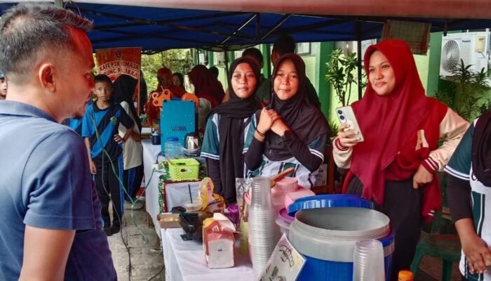 Andi Asman Sulaiman Borong Kuliner Produksi Pelajar MTsN 1 Bone