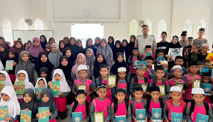 YBM PLN UP3 Watampone Bagikan Al-Qur’an ke Anak-Anak TPA Masjid Nurul Ilmi di Bone