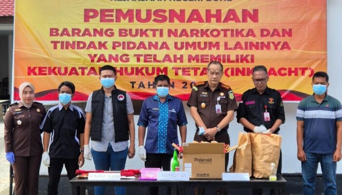 Kejari Bone Musnahkan BB Narkotika, Senjata Tajam hingga Pupuk Amonium