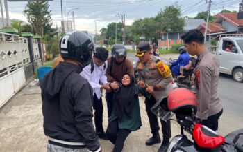 Aksi Heroik Kapolres Bone Bantu Pengendara Lakalantas di Jalan MH Tamrin