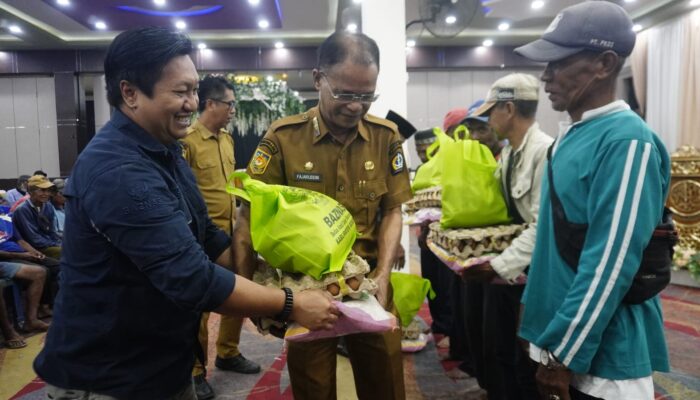 Jelang Tahun Baru, Baznas Bone Berbagi Paket Cinta ke Tukang Becak dan Pemulung