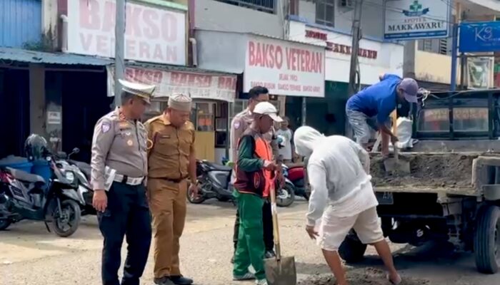 Aksi Satlantas Polres Bone Bersama Dinas PU Timbun Jalan Berlubang