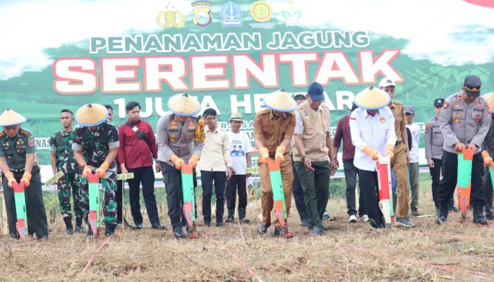 Kapolres bersama Forkopimda Bone Tanam Jagung 1 Juta Hektar