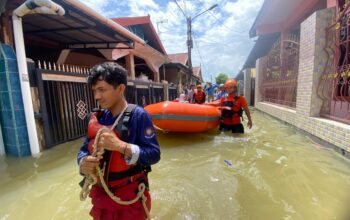 Basarnas Sulsel Berjibaku Evakuasi Ratusan Terdampak Banjir